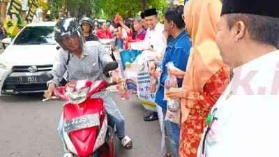 Aplikasikan Nilai Gotong Royong dan Kerukunan Umat Beragama, Formagam dan Bamag Gresik Bagikan Ribuan Takjil