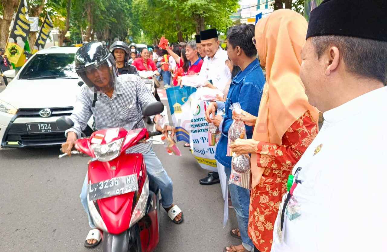 Formagam bersama Kemenag Gresik membagikan ribuan paket takjil ramadhan kepada para pengendara yang melintas di Jl. Jaksa Agung Suprapto, Gresik, Senin (17/3/2025).