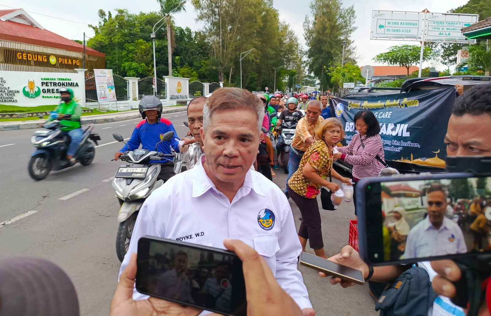 Badan Musyawarah Antar Gereja (Bamag) juga ikut membagikan 400 paket takjil di Jl Ahmad Yani dekat Masjid Nurul Jannah Petrokimia Gresik, Senin (17/3/2025).