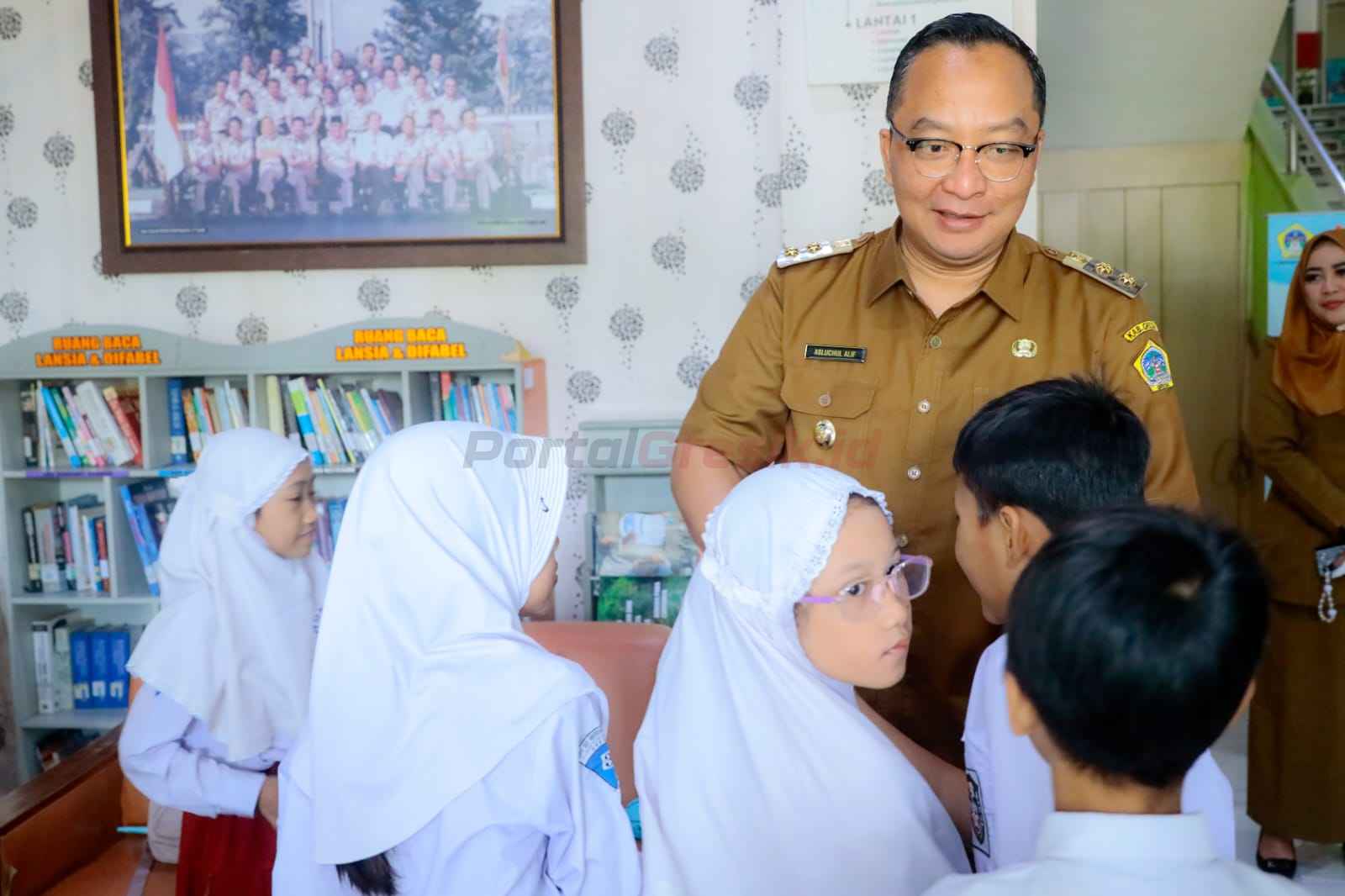 Wakil Bupati Gresik, dr. Asluchul Alif saat kunjungi Dinas Perpustakaan dan Kearsipan Kabupaten Gresik. Kunjungan disambut langsung oleh Kepala Dinas Perpustakaan Budi Rahardjo beserta jajaran, Selasa (18/3/2025).