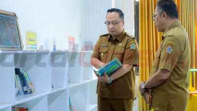 Wakil Bupati Gresik, dr. Asluchul Alif saat kunjungi Dinas Perpustakaan dan Kearsipan Kabupaten Gresik. Kunjungan disambut langsung oleh Kepala Dinas Perpustakaan Budi Rahardjo beserta jajaran, Selasa (18/3/2025).