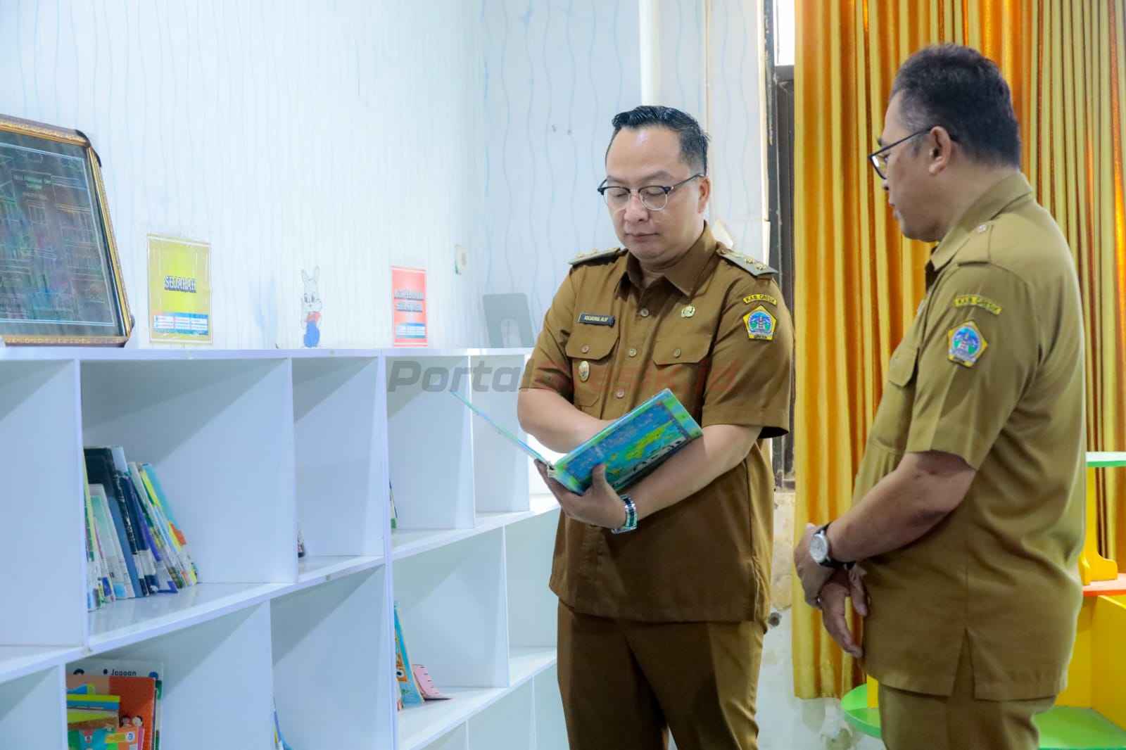 Wakil Bupati Gresik, dr. Asluchul Alif saat kunjungi Dinas Perpustakaan dan Kearsipan Kabupaten Gresik. Kunjungan disambut langsung oleh Kepala Dinas Perpustakaan Budi Rahardjo beserta jajaran, Selasa (18/3/2025).