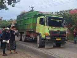 Langgar Jam Operasional Melintas, Warga Gresik Utara Hadang Truk di Tengah Jalan