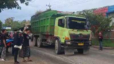 Langgar Jam Operasional Melintas, Warga Gresik Utara Hadang Truk di Tengah Jalan