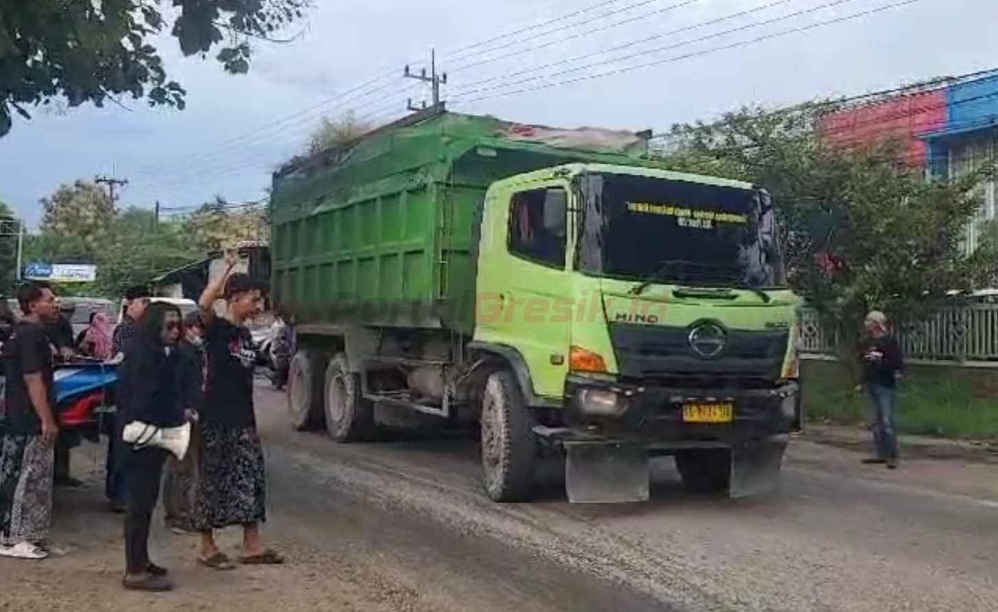 Puluhan warga di Gresik Utara menghadang truk-truk bermuatan yang melintas di jalan raya Deandles Desa Bungah, Kecamatan Bungah, Kabupaten Gresik.