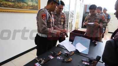 Polres Gresik melaksanakan pengecekan senpi yang digunakan oleh personel, Rabu (19/03/2025).