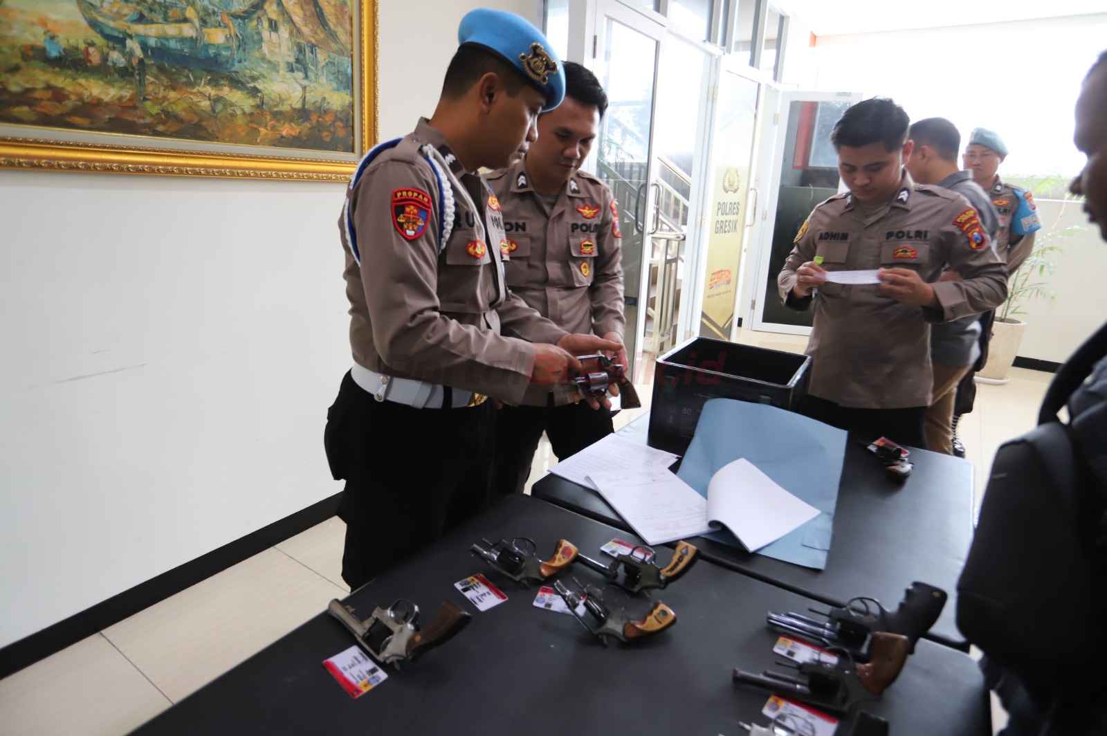 Polres Gresik melaksanakan pengecekan senpi yang digunakan oleh personel, Rabu (19/03/2025).