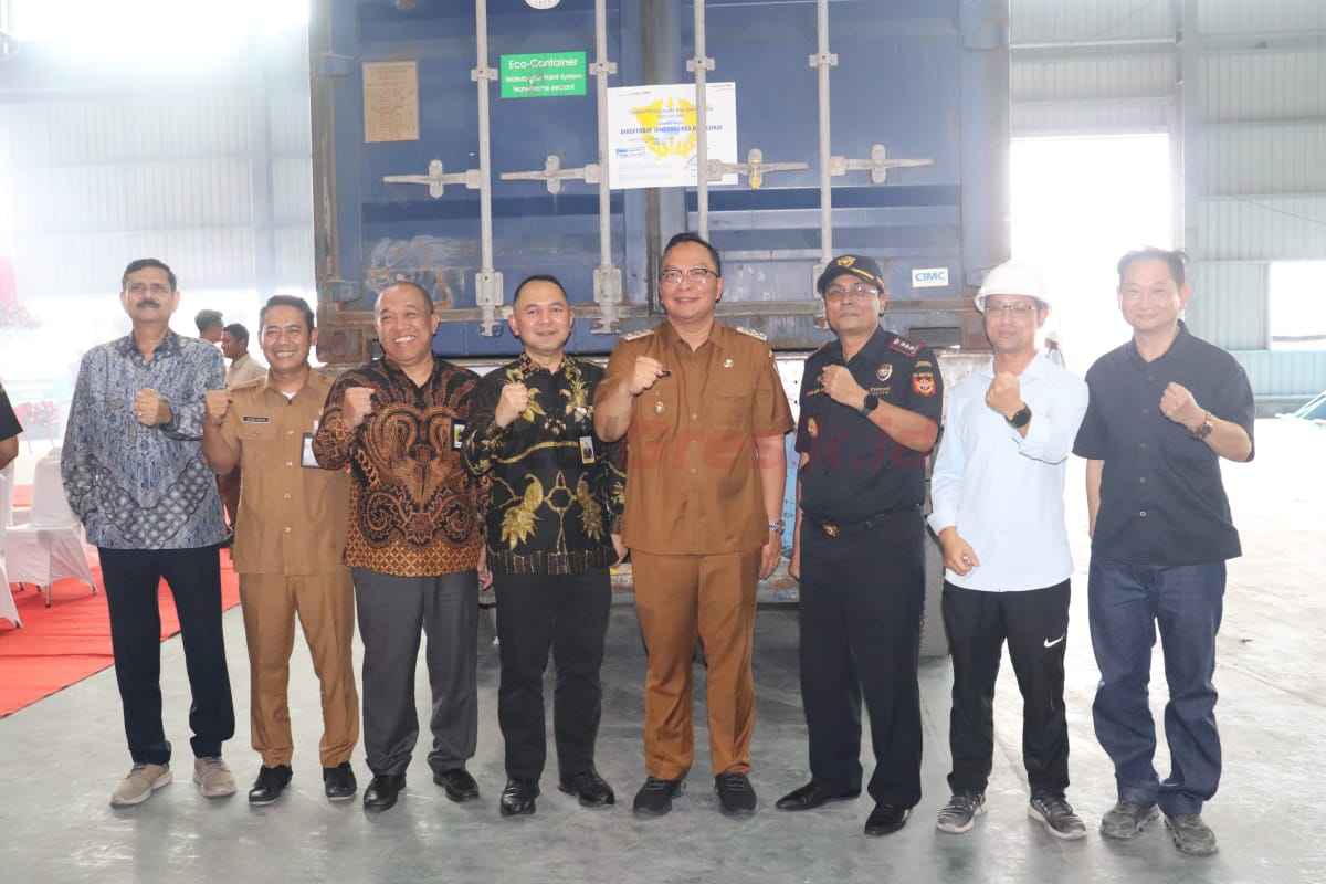 Wakil Bupati Gresik, Asluchul Alif, dalam acara grand launching ekspor perdana PT Xinyi Glass Indonesia, Selasa (18/3/2025).