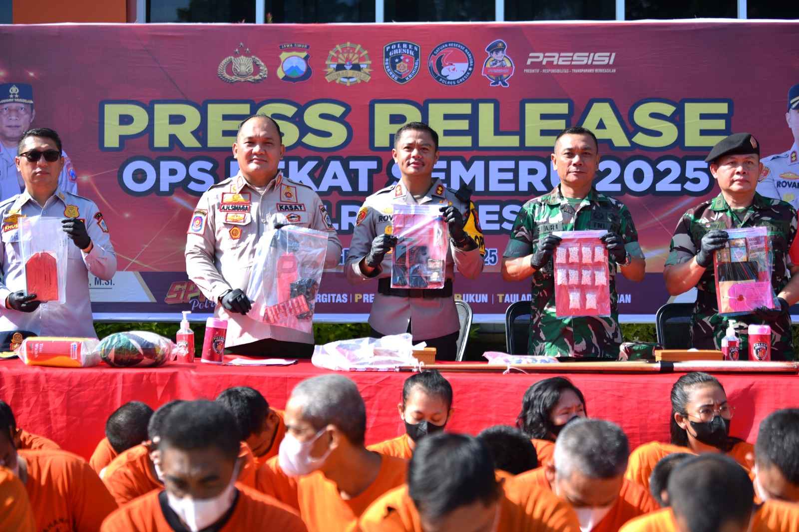 Kapolres Gresik, AKBP Rovan Richard Mahenu memimpin langsung, serta dihadiri oleh sejumlah pejabat utama Polres Gresik dan unsur Forkopimda Kabupaten Gresik, Kamis (20/03/2025)