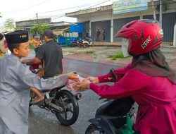 Walau Cuaca Sedang Gerimis, Santri Refah Islami Tetap Bagikan Ratusan Paket Takjil Kepada Pengguna Jalan