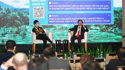 Direktur Utama Petrokimia Gresik, Dwi Satriyo Annurogo (kanan) saat menjadi salah satu pembicara dalam konferensi internasional Argus Fertilizer Asia Conference 2025 di Bali