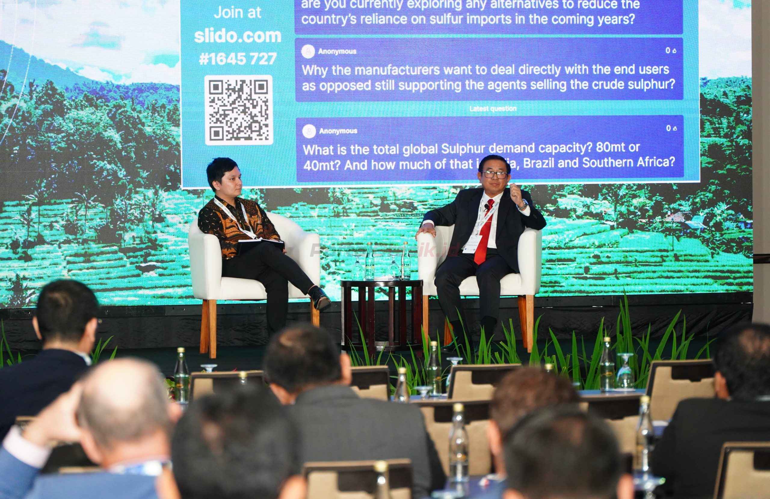 Direktur Utama Petrokimia Gresik, Dwi Satriyo Annurogo (kanan) saat menjadi salah satu pembicara dalam konferensi internasional Argus Fertilizer Asia Conference 2025 di Bali