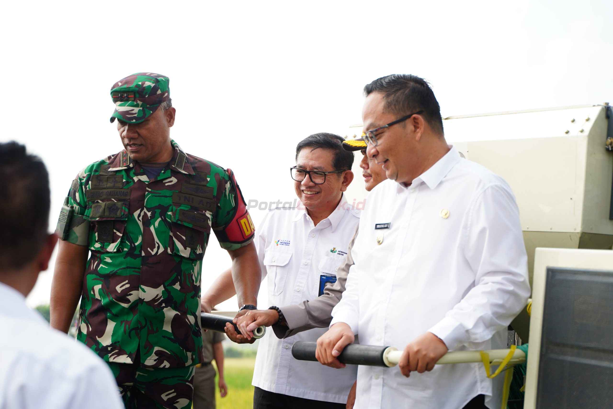 Dirut PG, Dwi Satriyo Annurogo (2 dari kiri) bersama Wakil Bupati (Wabup) Gresik, Asluchul Alif (paling kanan) dan pejabat terkait dalam acara _Panen Raya Padi Serentak di 14 Provinsi_ di Gresik
