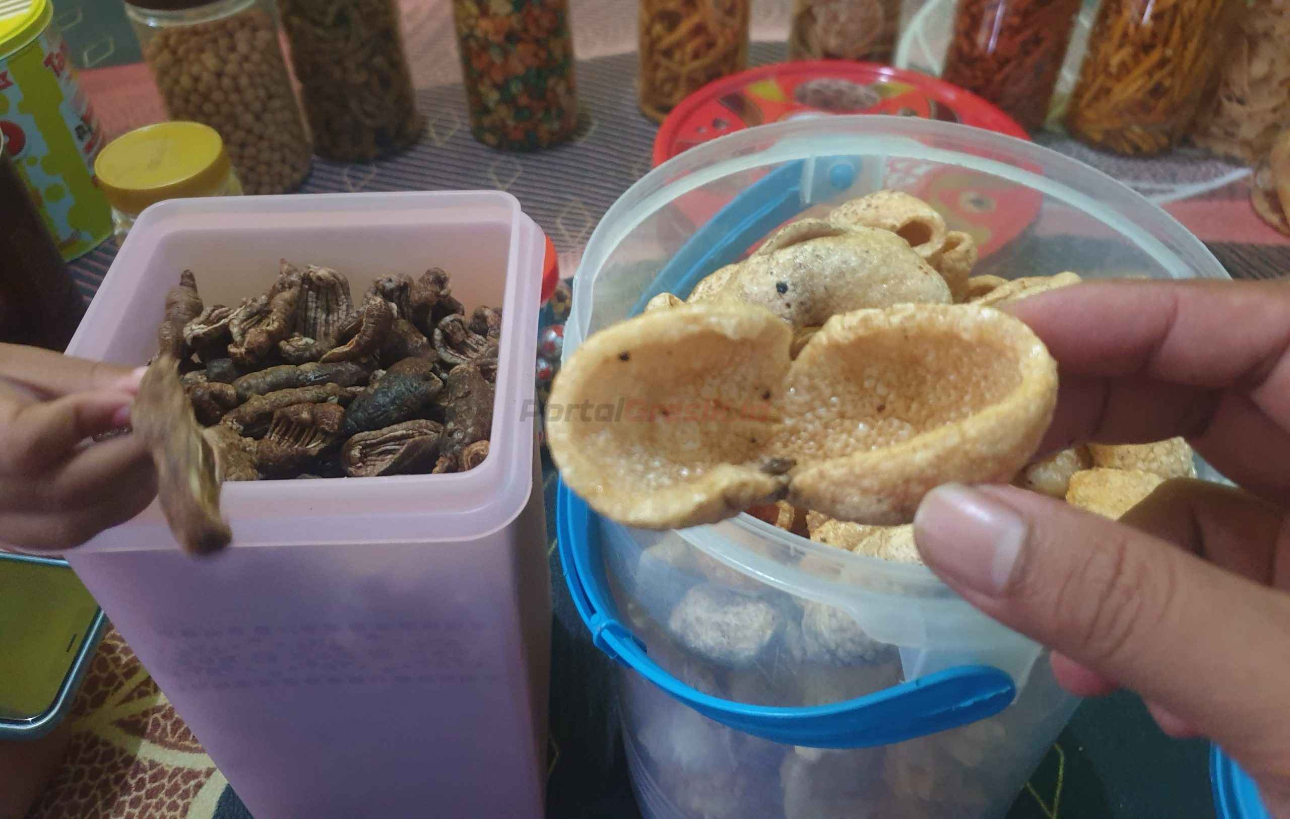 Kerupuk terung dan teripang yang jadi jajanan khas kampung nelayan Dusun Asemmanis, Desa Ngawen, Kecamatan Sidayu, Kabupaten Gresik.