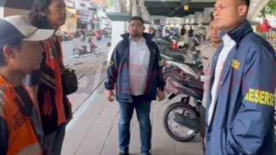 Aparat kepolisian Polres Gresik saat memberikan himbauhan kesadaran akan keamanan dan ketertiban di ruang publik kawasan Alun-Alun, Kamis (03/04/2025).