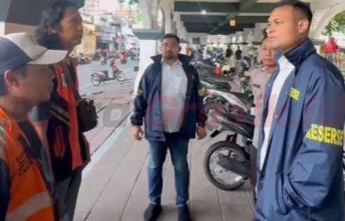 Aparat kepolisian Polres Gresik saat memberikan himbauhan kesadaran akan keamanan dan ketertiban di ruang publik kawasan Alun-Alun, Kamis (03/04/2025).