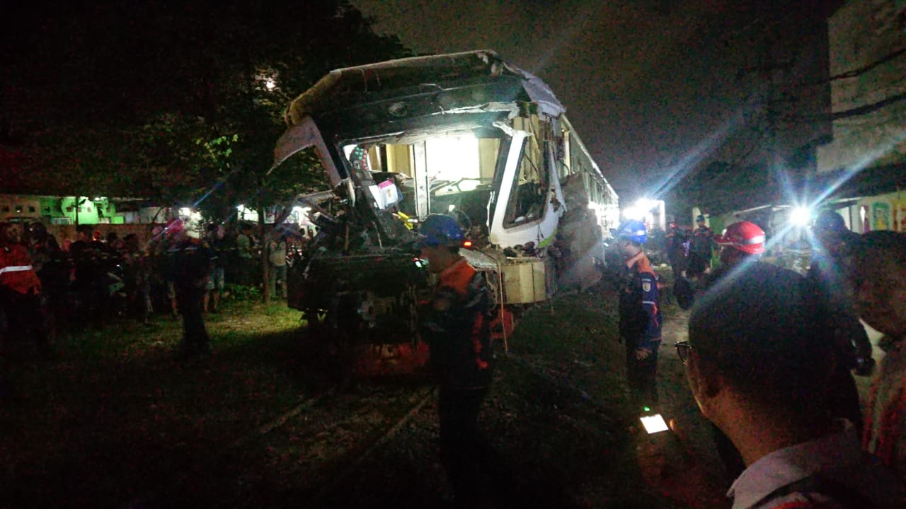 Kecelakaan antara Kereta Api Jenggala dan truk trailer bermuatan log kayu di perlintasan rel km 7+600 atau Jalan Perlintasan Langsung (JPL) 11  di Jalan Darmo Sugondo, Kelurahan Tenggulunan, Kecamatan Kebomas, Kabupaten Gresik, pada Selasa (8/4/2025) sekitar pukul 18.30 WIB.