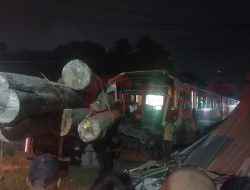 Asisten Masinis Tewas, Akibat Kecelakaan Antara Kereta Api Jenggala dan Truk Trailer Bermuatan Log Kayu di Perlintasan 11 Jalan Darmo Sugondo Gresik