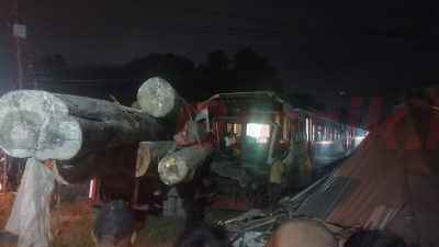 Asisten Masinis Tewas, Akibat Kecelakaan Antara Kereta Api Jenggala dan Truk Trailer Bermuatan Log Kayu di Perlintasan 11 Jalan Darmo Sugondo Gresik