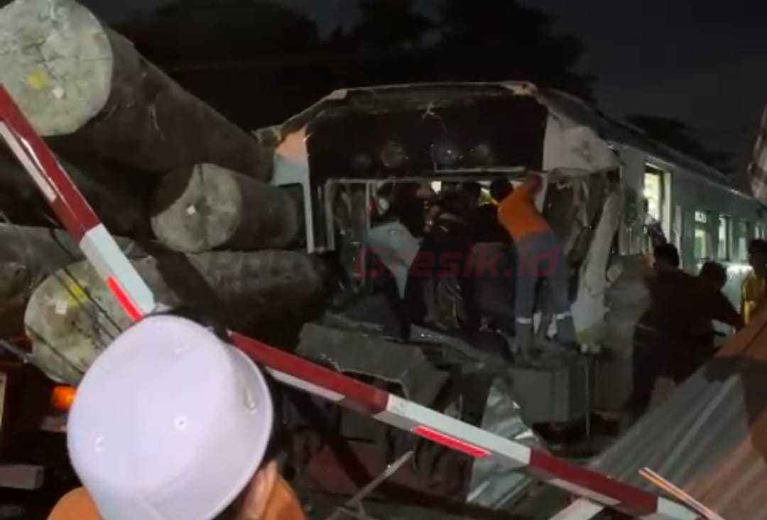 Kecelakaan antara Kereta Api Jenggala dan truk trailer bermuatan log kayu di perlintasan rel km 7+600 atau Jalan Perlintasan Langsung (JPL) 11  di Jalan Darmo Sugondo, Kelurahan Tenggulunan, Kecamatan Kebomas, Kabupaten Gresik, pada Selasa (8/4/2025)