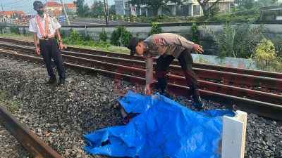 Petugas mengevakuasi jasad korban di lokasi kejadian.