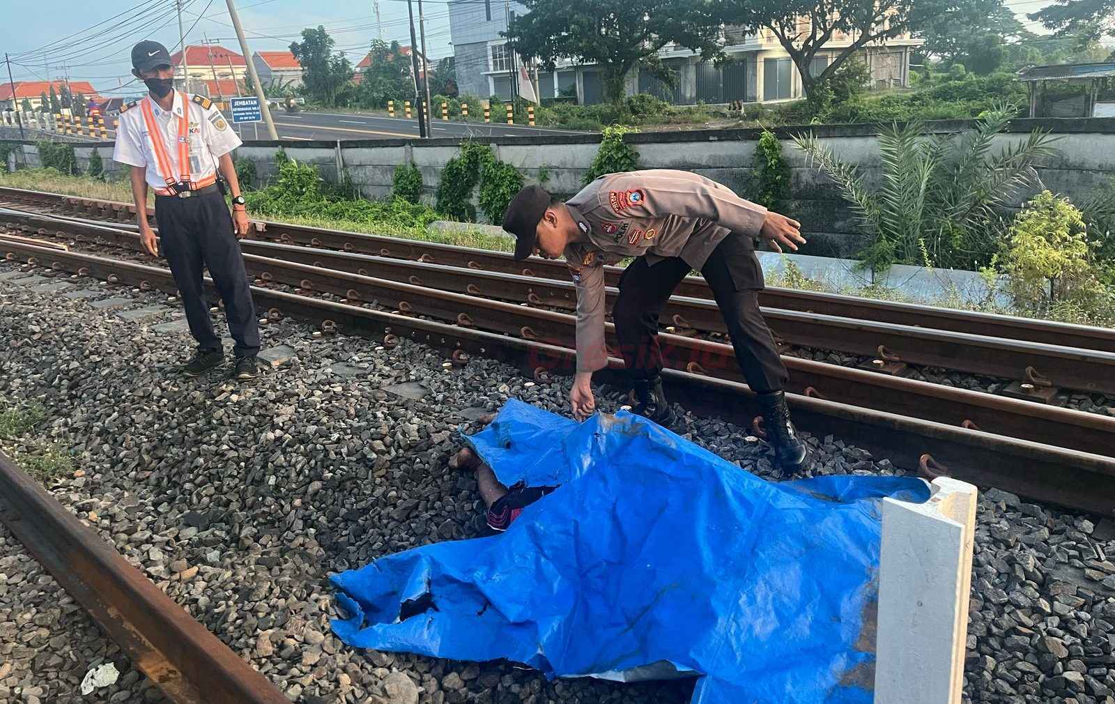 Petugas mengevakuasi jasad korban di lokasi kejadian.