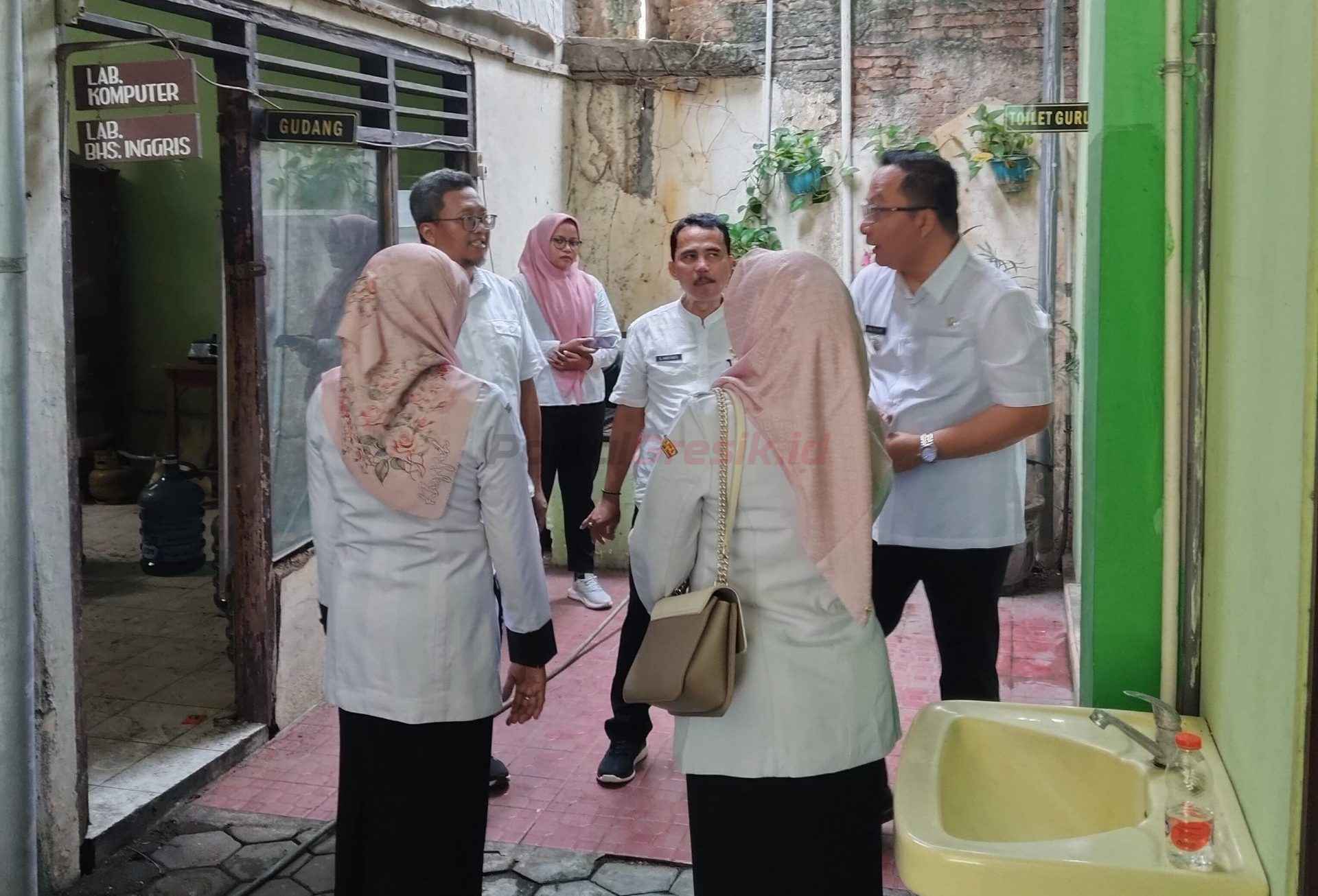 Wakil Bupati Gresik, Asluchul Alif, meninjau langsung rencana pemanfaatan Gedung UPT Dinas Pendidikan (Dispendik) Kecamatan Manyar sebagai Tempat Penitipan Anak (TPA), Selasa (9/4/2025).