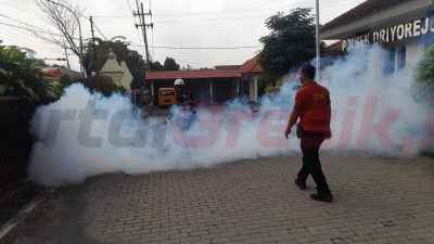 Cegah Penyebaran Demam Berdarah, Polres Gresik Gencarkan Fogging Disinfektan Anti DBD di Wilayah Hukumnya