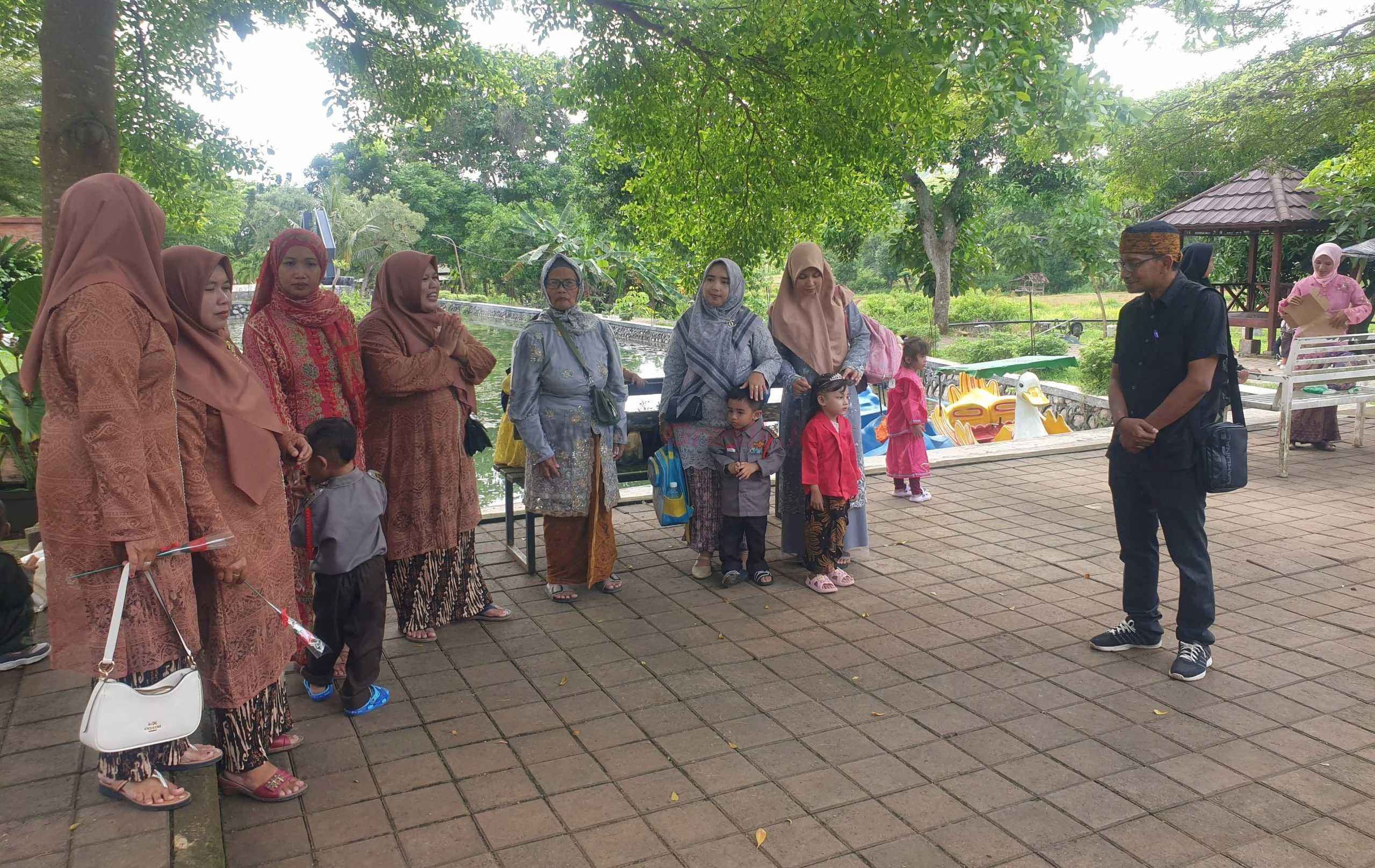 Pengelola Wagos Misbakhud Dawam saat menyambut para pengunjung yang menggunaka busana Kartini saat momen peringatan Hari Kartini, Senin (21/04/2025).
