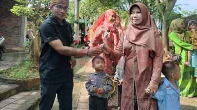 Pengelola Wagos Misbakhud Dawam saat menyambut para pengunjung yang menggunaka busana Kartini saat momen peringatan Hari Kartini, Senin (21/04/2025).