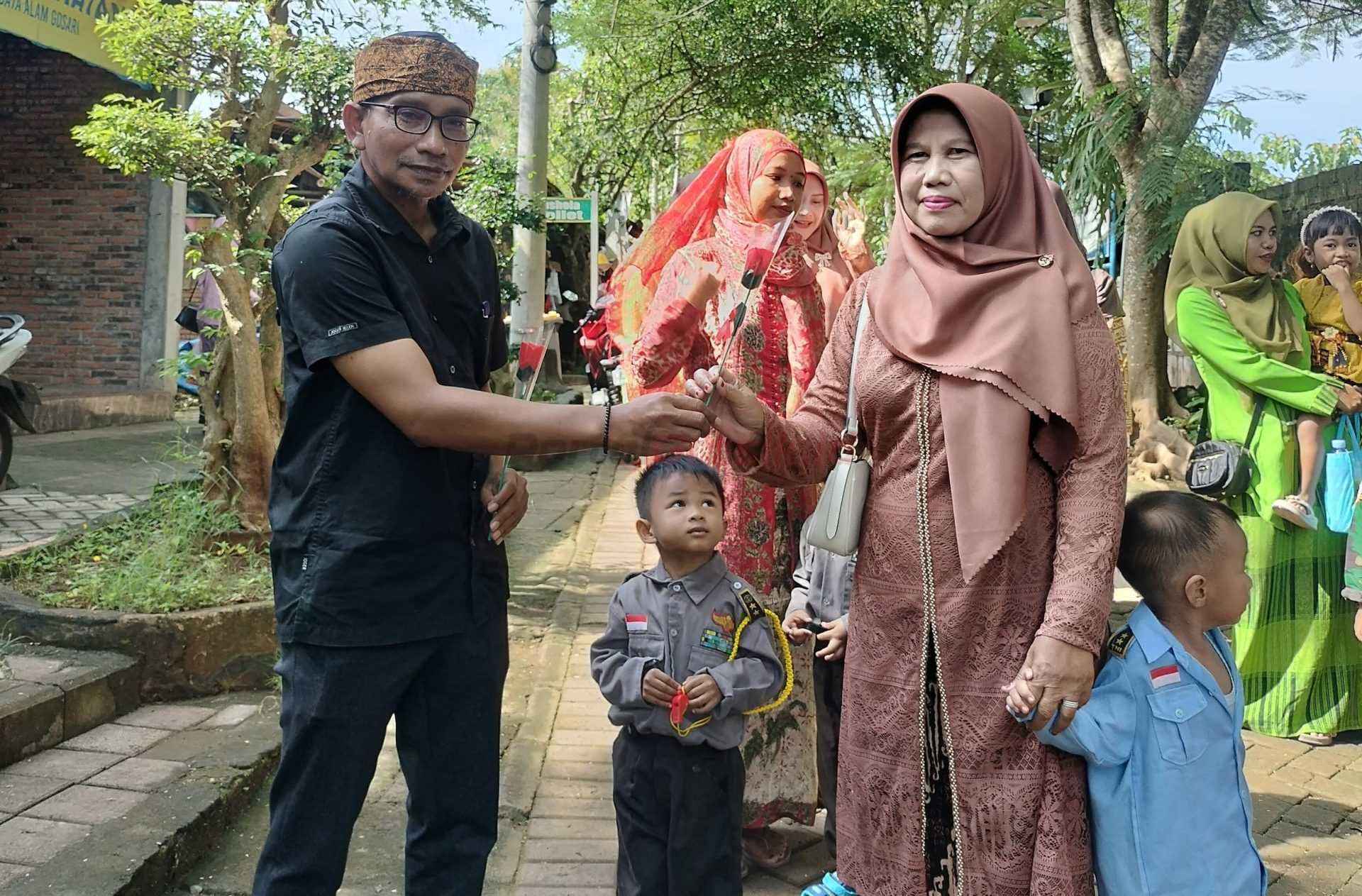 Pengelola Wagos Misbakhud Dawam saat menyambut para pengunjung yang menggunaka busana Kartini saat momen peringatan Hari Kartini, Senin (21/04/2025).