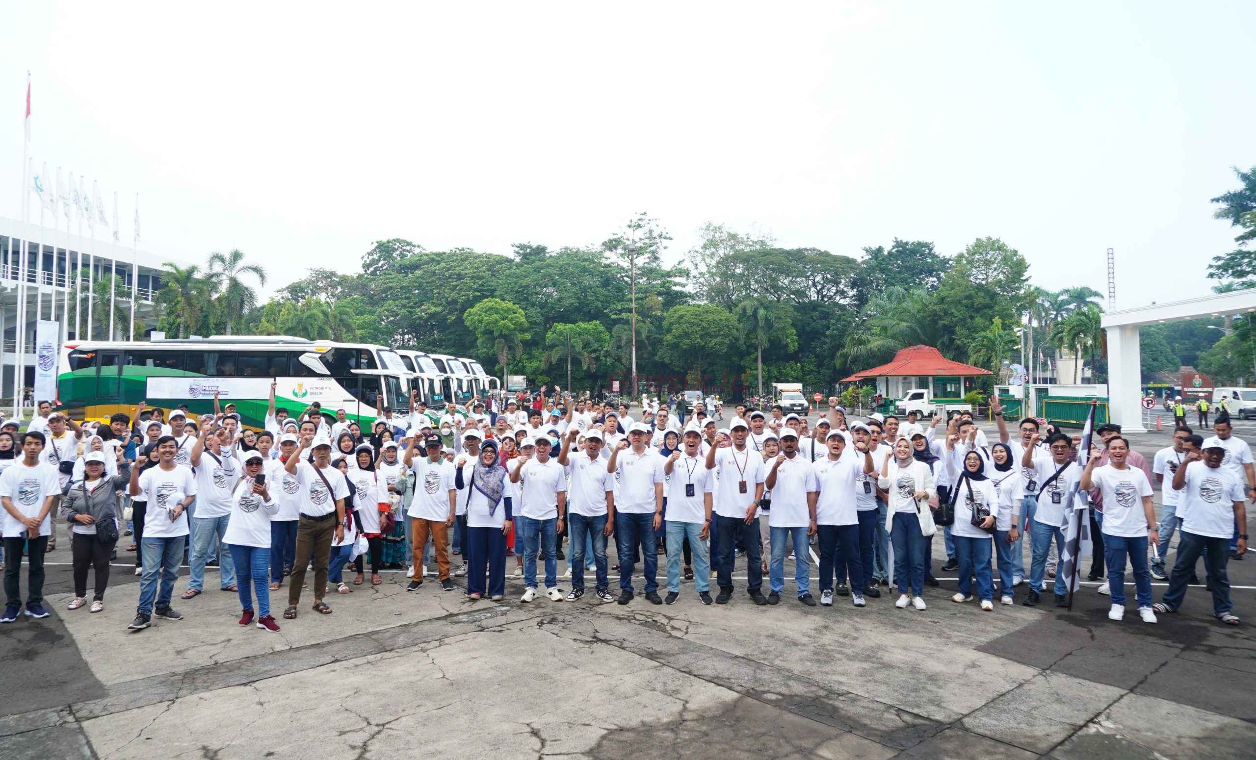 Petrokimia Gresik memberangkatkan 200 pemudik dari Gresik ke lima rute di Jawa Timur pada program Mudik Bersama BUMN 2025