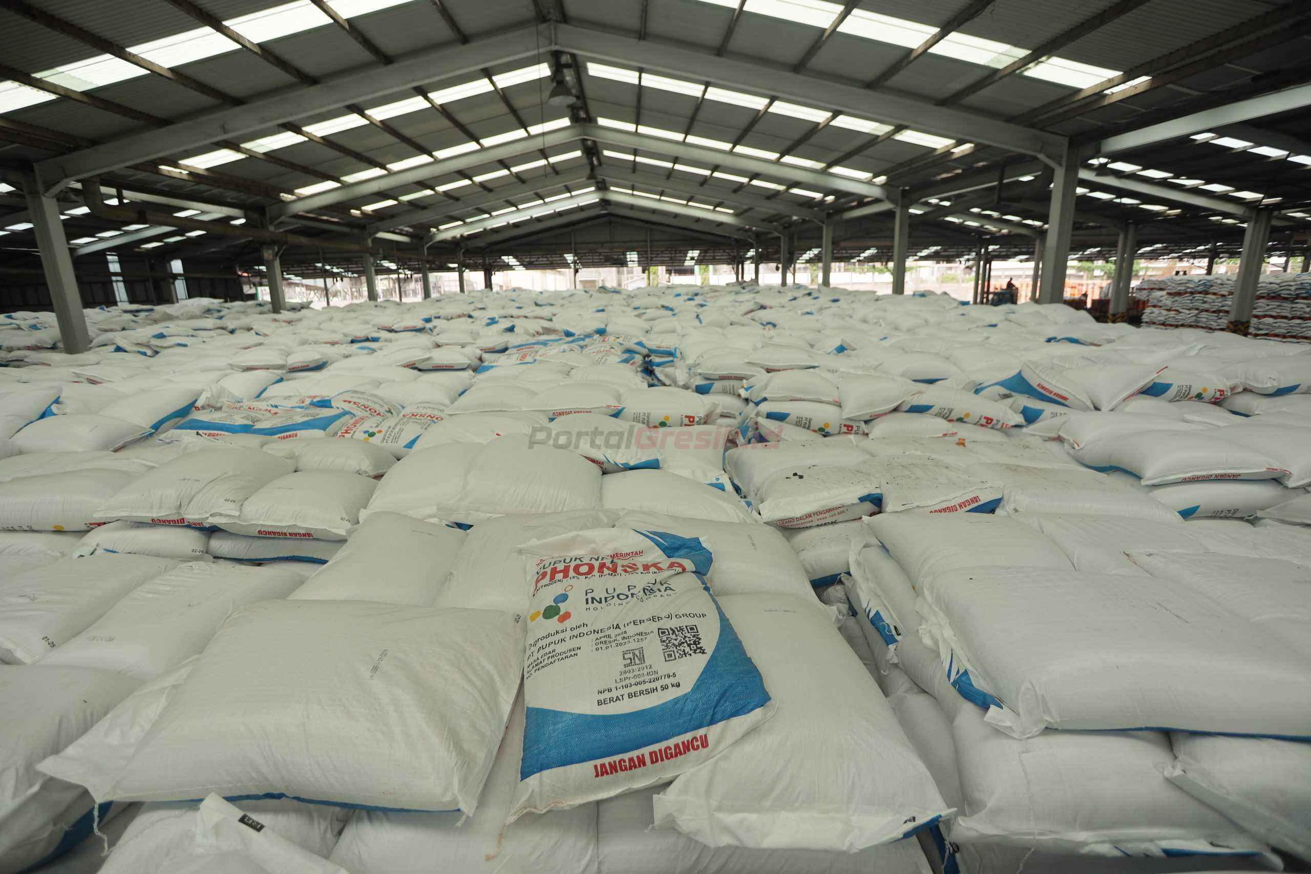 Stok Pupuk di Gudang Petrokimia Gresik