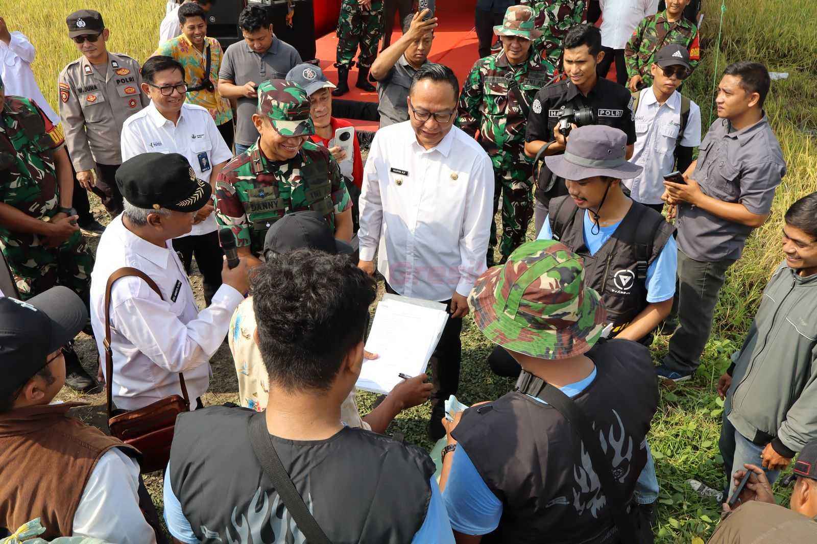 Wakil Bupati Gresik, dr. Asluchul Alif, memimpin langsung panen raya yang dipusatkan di Desa Mulung, Kecamatan Driyorejo, Senin (7/4/2025).