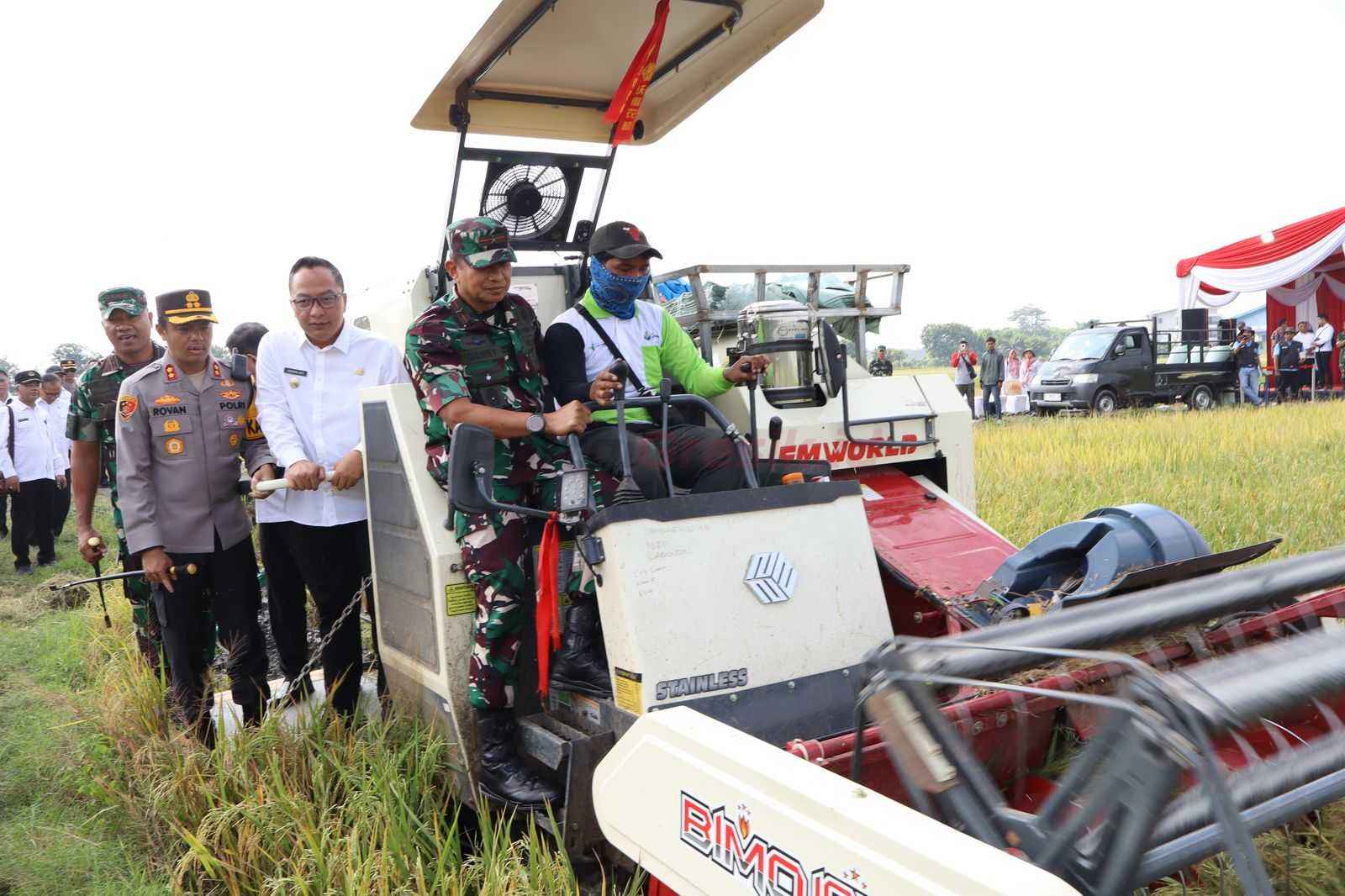 Wakil Bupati Gresik, dr. Asluchul Alif, memimpin langsung panen raya yang dipusatkan di Desa Mulung, Kecamatan Driyorejo, Senin (7/4/2025).