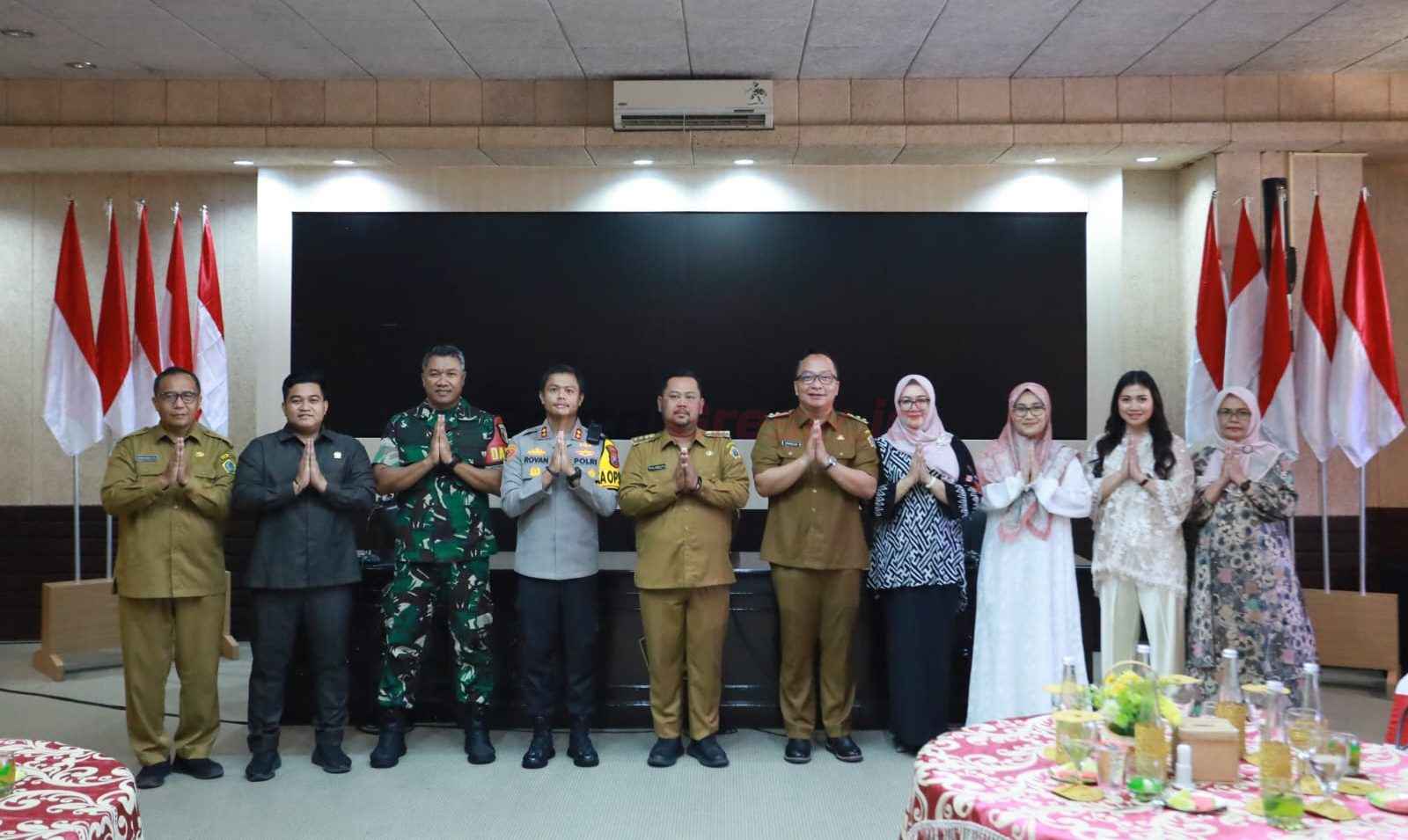 Bupati Gresik Fandi Akhmad Yani bersama Wakil Bupati Gresik Asluchul Alif dan jajaran Forkopimda, menggelar halal bihalal di halaman kantor Bupati Gresik pada Selasa (8/4/25).