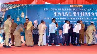 Bupati Gresik Fandi Akhmad Yani bersama Wakil Bupati Gresik Asluchul Alif dan jajaran Forkopimda, menggelar halal bihalal di halaman kantor Bupati Gresik pada Selasa (8/4/25).