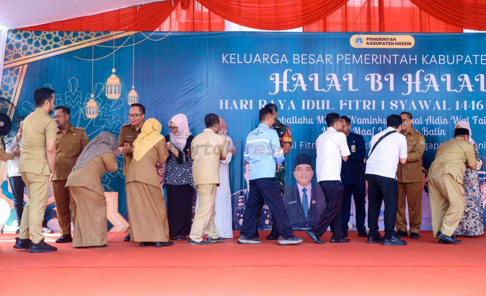 Bupati Gresik Fandi Akhmad Yani bersama Wakil Bupati Gresik Asluchul Alif dan jajaran Forkopimda, menggelar halal bihalal di halaman kantor Bupati Gresik pada Selasa (8/4/25).