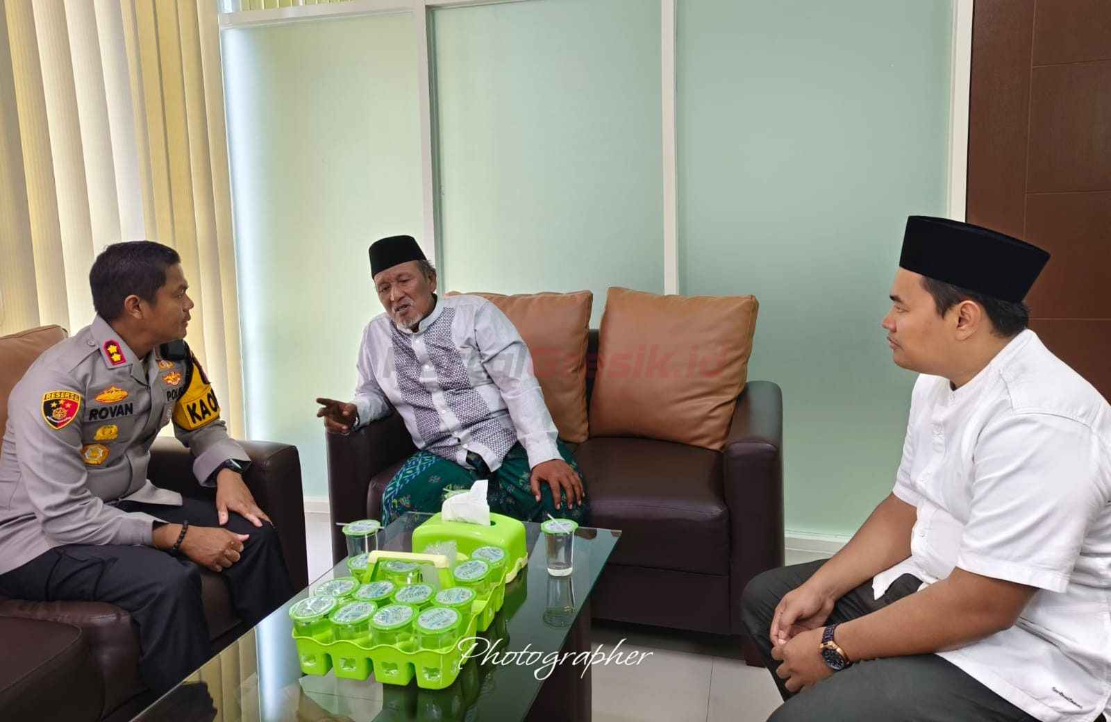 Ketua Umum MUI Gresik, KH. Ainur Rofiq Thoyyib, saat Kapolres Gresik, AKBP Rovan Richard Mahenu, SIK, M.Si bersilaturrahim ke Kantor MUI Gresik, dalam suasana Idul Fitri 1466 H, Selasa (8/4/2025).
