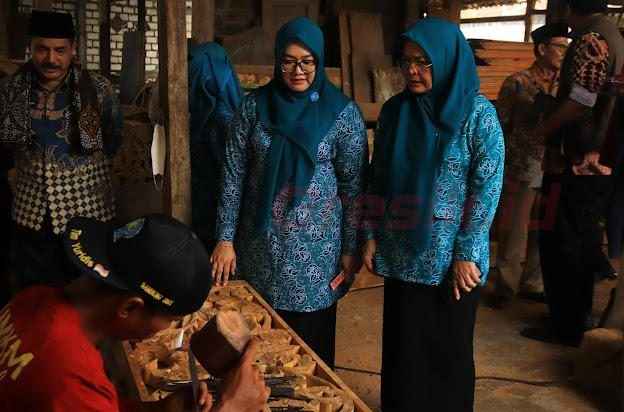 , istri Wakil Bupati Gresik dr. Sinta Puspitasari, istri Sekda Kabupaten Gresik Siti Komariah, Forkopimcam Duduksampeyan, Kepala Desa se-Kecamatan Duduksampeyan, serta tim juri NawaKarsa Award dari Kabupaten Gresik melihat langsung proses pembuatan kerajinan kayu pada Kamis (10/4/2025).