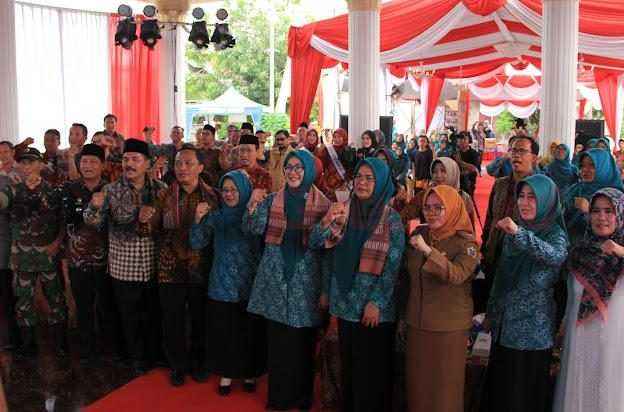, istri Wakil Bupati Gresik dr. Sinta Puspitasari, istri Sekda Kabupaten Gresik Siti Komariah, Forkopimcam Duduksampeyan, Kepala Desa se-Kecamatan Duduksampeyan, serta tim juri NawaKarsa Award dari Kabupaten Gresik melihat langsung proses pembuatan kerajinan kayu pada Kamis (10/4/2025).