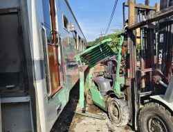 Parkir Sembarangan, Forklift Tertabrak Kereta Api Jenggala di Gresik