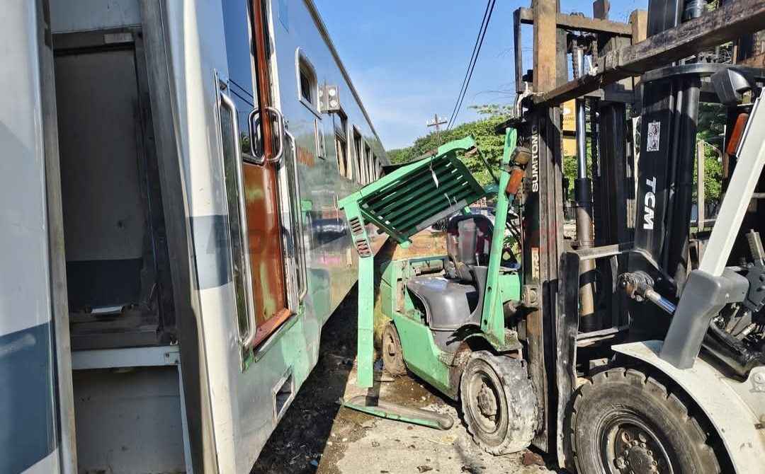 Sebuah kendaraan pengangkut barang (Forklift) tertabrak Kereta Api Commuter Line Jenggala relasi Sidoarjo – Indro di km 7+1/2 antara Stasiun Kandangan – Stasiun Indro wilayah Desa Segoromadu, Kecamatan Kebomas, Kabupaten Gresik.