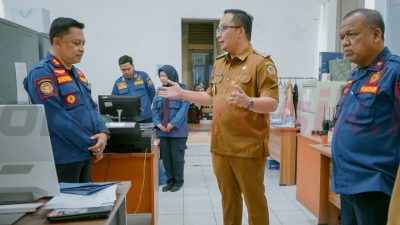 Wakil Bupati Gresik, Asluchul Alif, melakukan kunjungan kerja ke Dinas Pemadam Kebakaran dan Penyelamatan (Damkar) Kabupaten Gresik