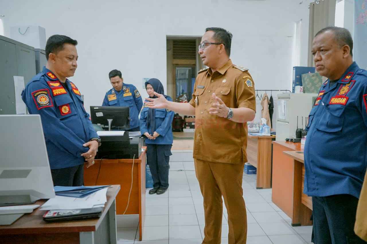 Wakil Bupati Gresik, Asluchul Alif, melakukan kunjungan kerja ke Dinas Pemadam Kebakaran dan Penyelamatan (Damkar) Kabupaten Gresik