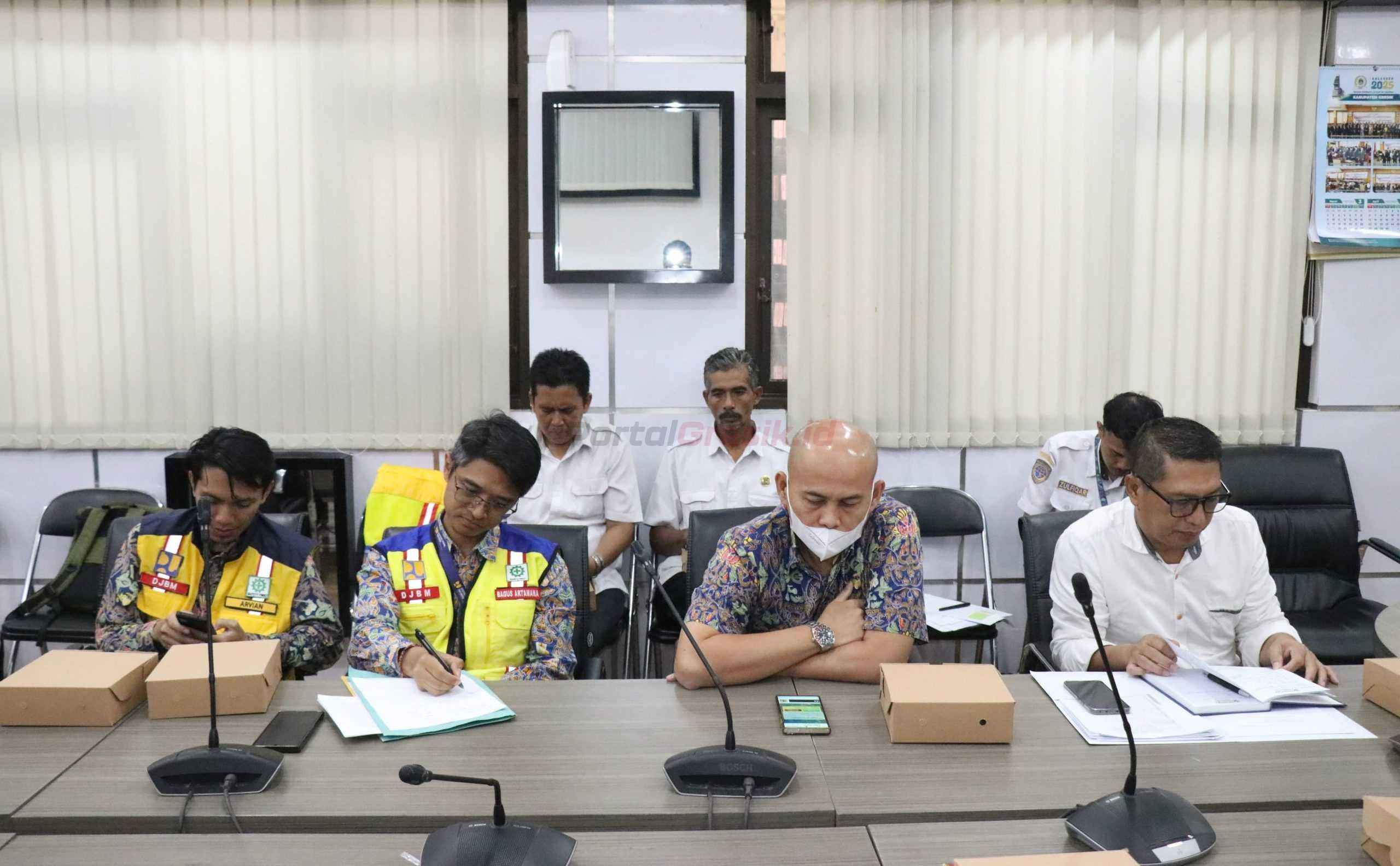 Dishub Gresik saat Hearing dengan Komisi III DPRD Gresik terkait akses jalan di Jalur Perlintasan Langsung (JPL) 11 yang sempat ditutup pasca kecelakaan, Rabu (16/3/2025).
