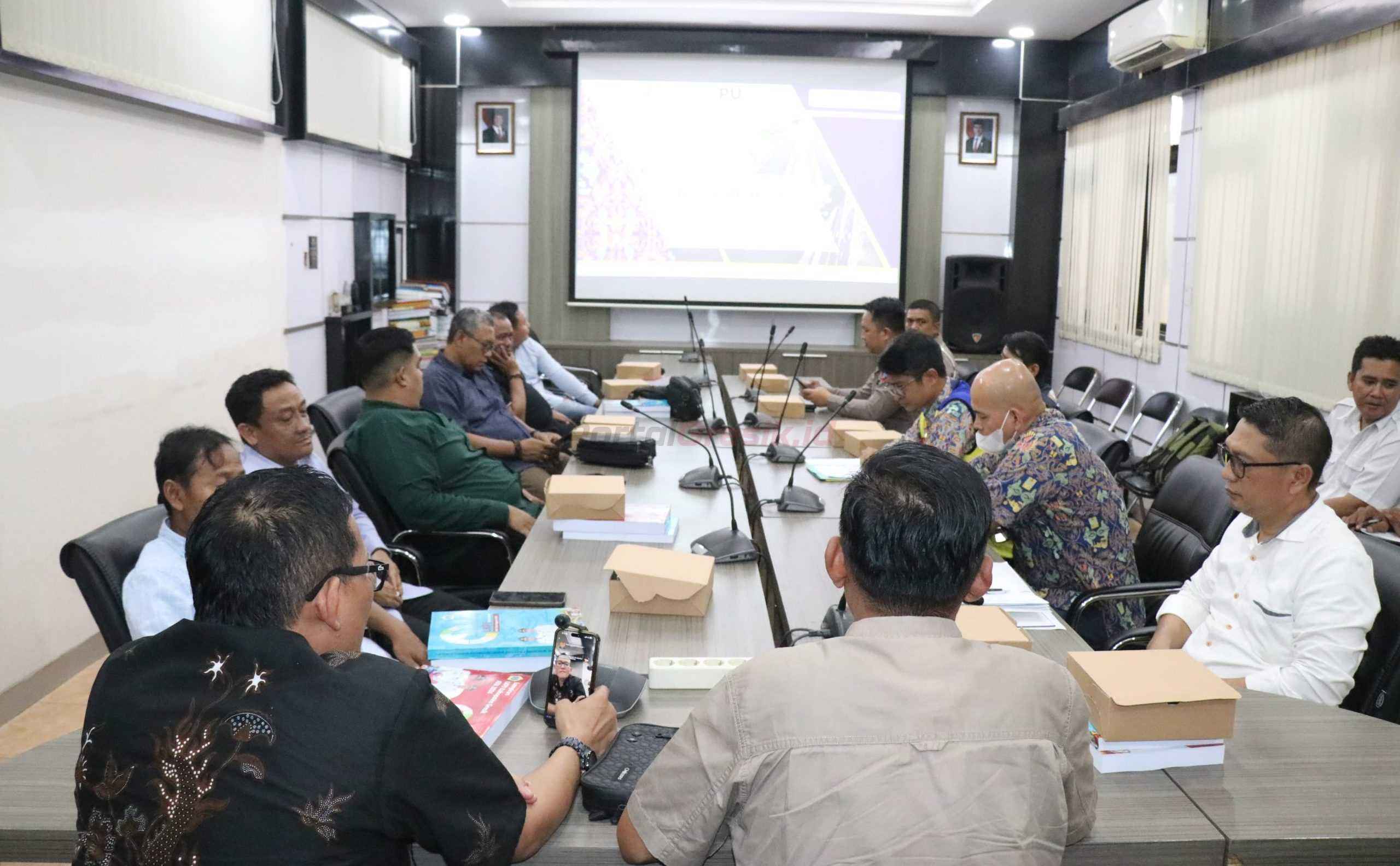 Hearing Komisi III DPRD Gresik terkait akses jalan di Jalur Perlintasan Langsung (JPL) 11 yang sempat ditutup pasca kecelakaan antara Kereta Api Commuter Line Jenggala dengan sebuah truk bermuatan kayu pada 8 April lalu.