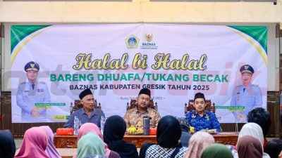 Bupati Gresik Salurkan Bansos kepada Tukang Becak dan Dhuafa, Tegaskan Komitmen Pemkab Atasi Kemiskinan