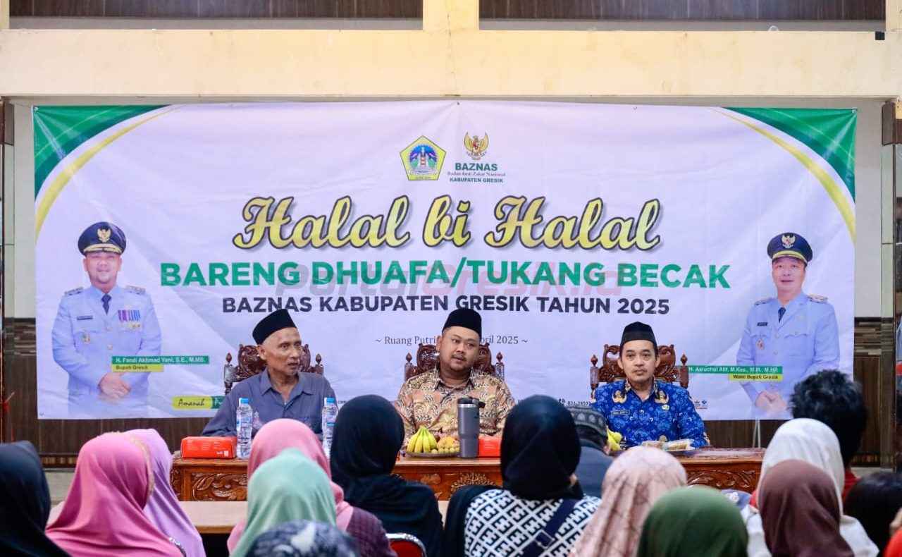 Bupati Gresik Fandi Akhmad Yani saat menghadiri penyalurran bantuan sosial (bansos) kepada 90 penerima manfaat, yang terdiri dari dhuafa dan tukang becak, Kamis (17/04/2025), di Aula Putri Mijil.