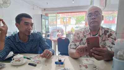 Notaris PPAT Husen Basri (kanan) dan Freelance pengurus siteplan Masood Zuanes (kiri)